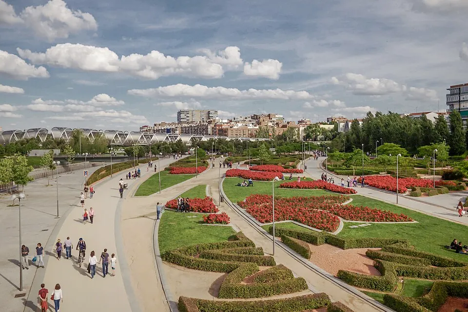 Parque Madrid Río junto al Manzanares