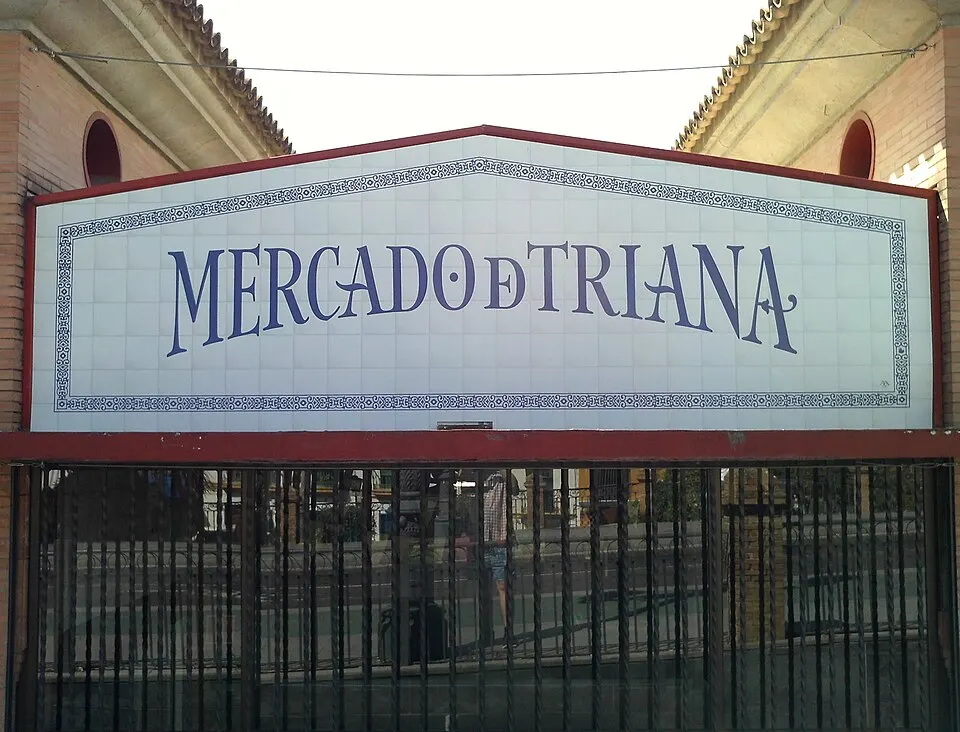 Interior del Mercado de Triana con sus puestos
