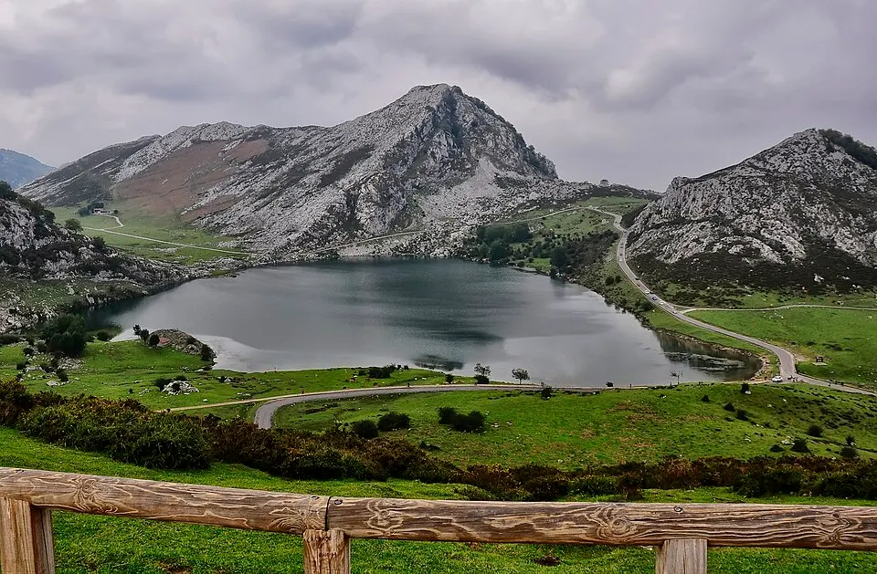 Lago Enol en los Picos de Europa
