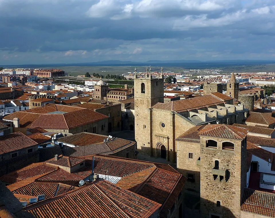Calle de la ciudad monumental de Cáceres