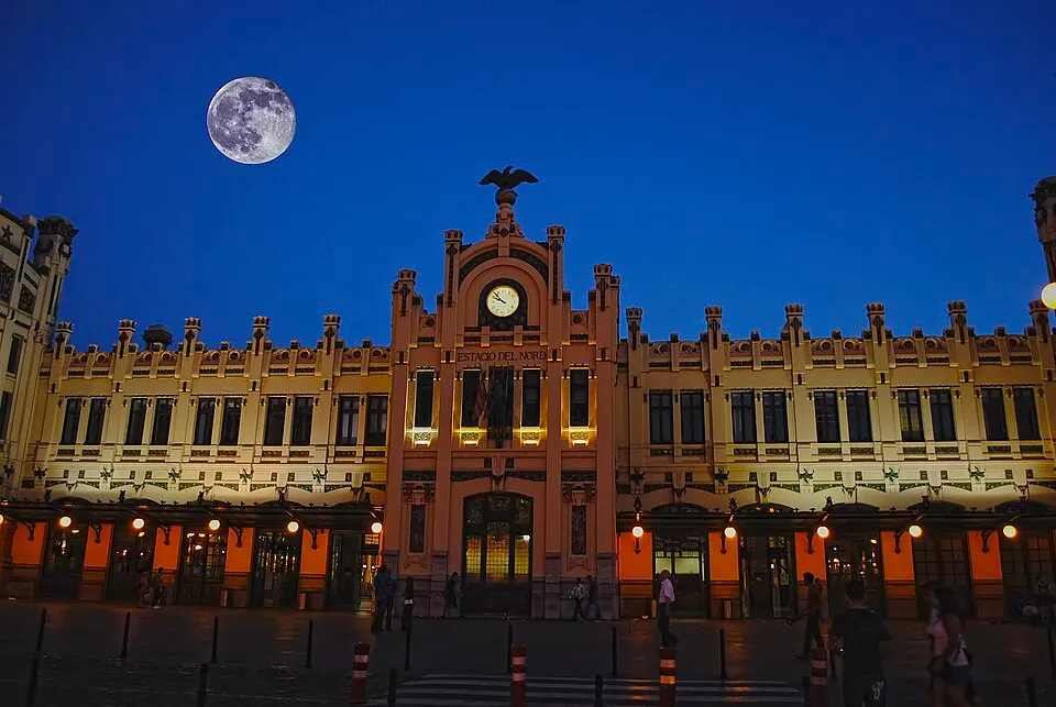Fachada modernista de la Estación del Norte