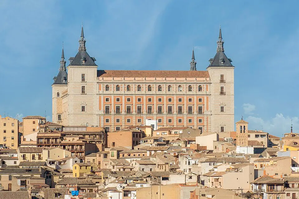 Alcázar de Toledo dominando la ciudad