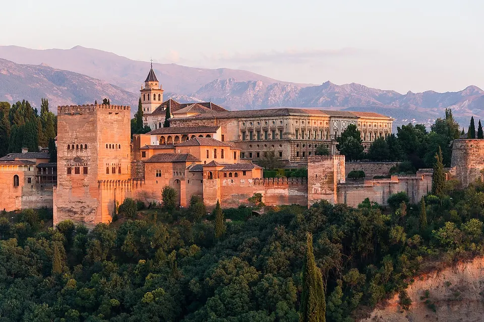 La Alhambra sobre la colina con Sierra Nevada al fondo