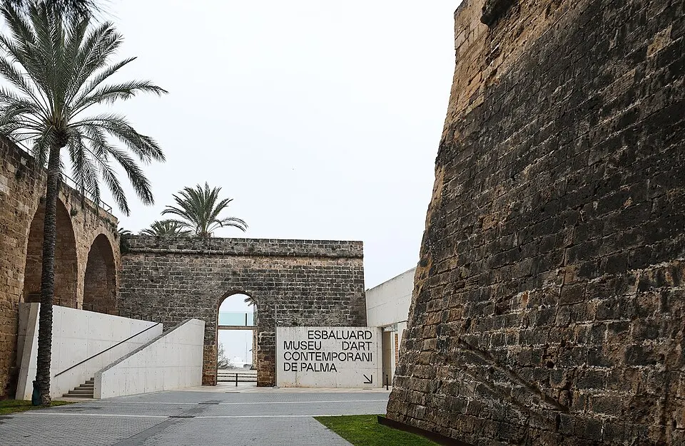Es Baluard sobre la muralla