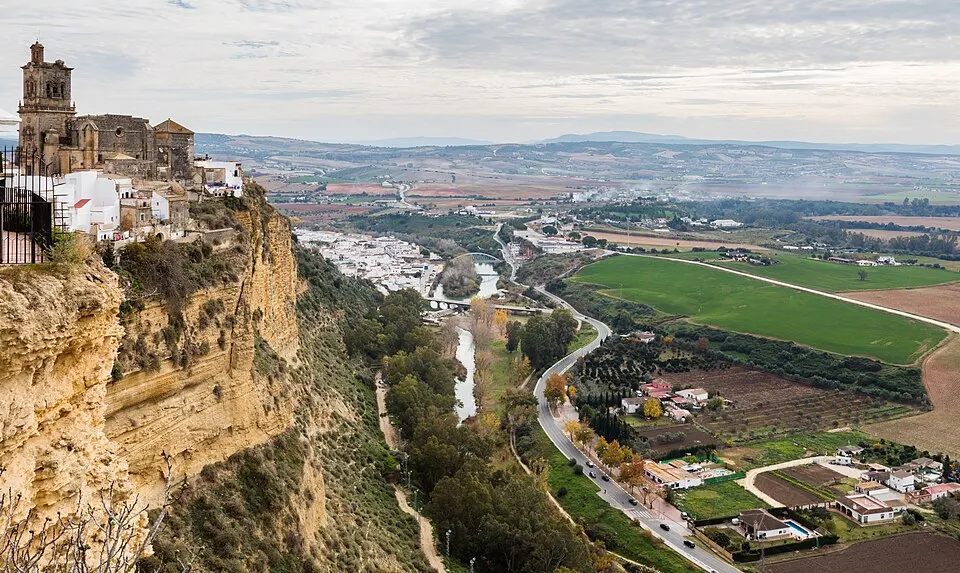 Arcos de la Frontera sobre la peña