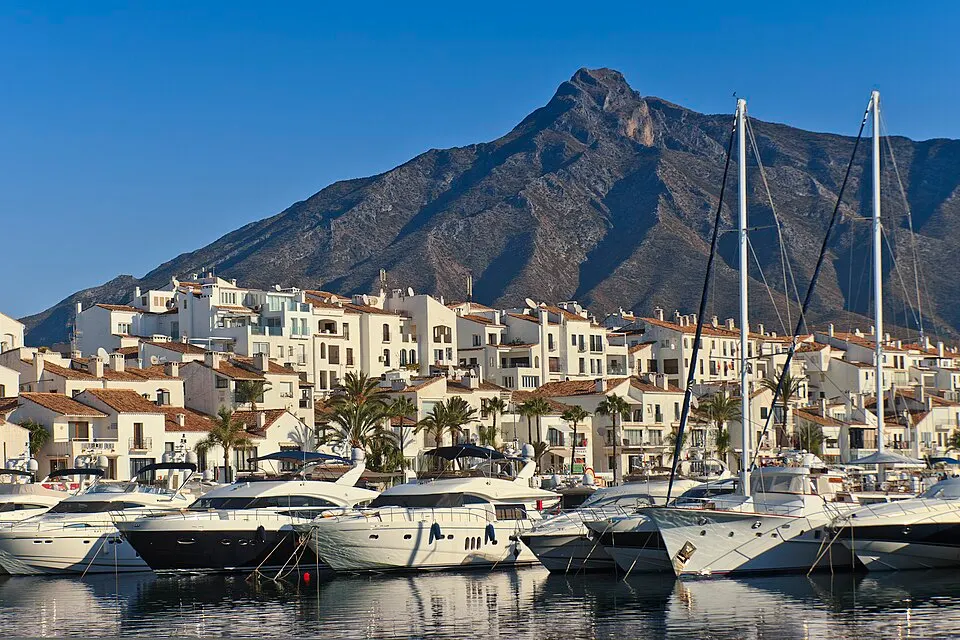 Yates en Puerto Banús