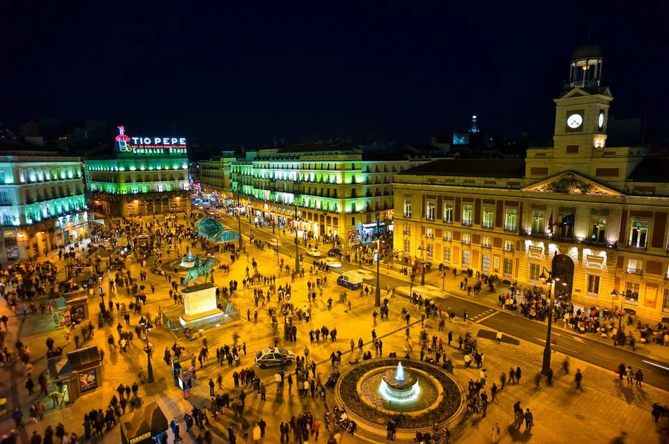 Puerta del Sol con la Real Casa de Correos y su reloj