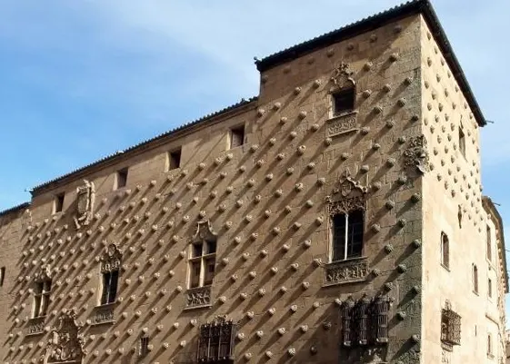 Fachada de la Casa de las Conchas