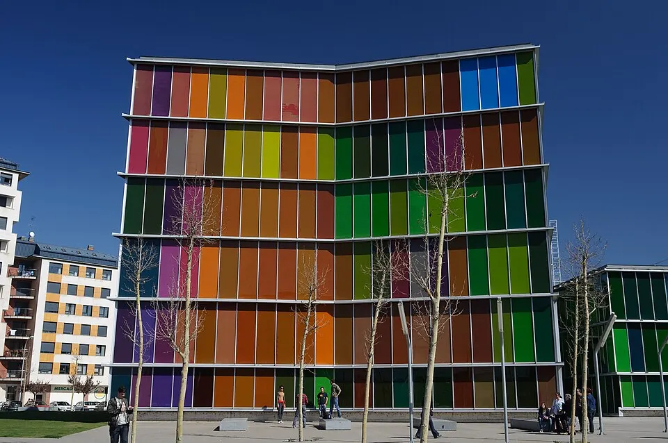 Fachada de cristales de colores del MUSAC