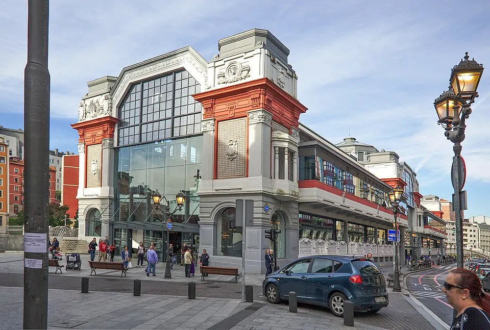 Mercado de la Ribera junto a la ría