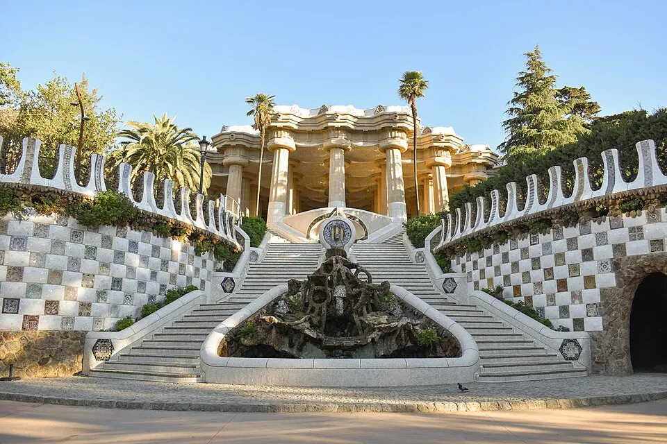Banco ondulado de trencadís en la plaza del Park Güell
